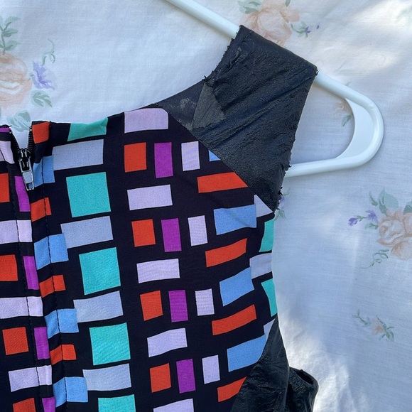 Black dress with geometric shapes - Picture 4 of 8